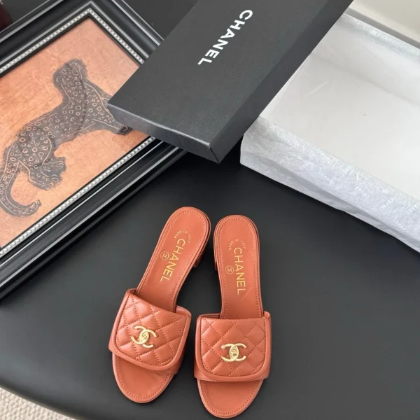 Claquettes Chanel coloris marron matelassé cuir – pour femme — réplique