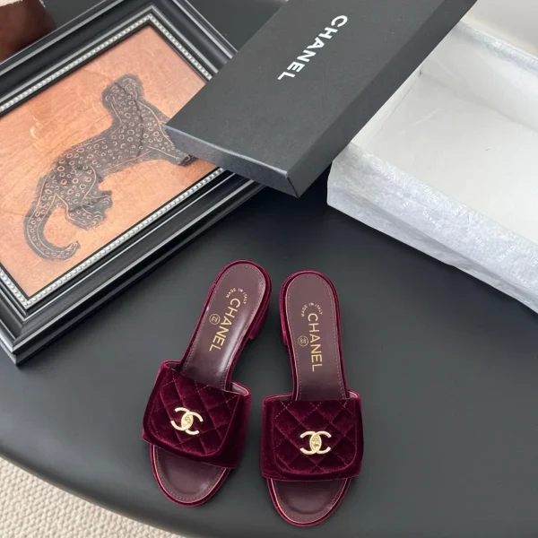 Claquettes Chanel coloris bordeaux velours – pour femme — réplique
