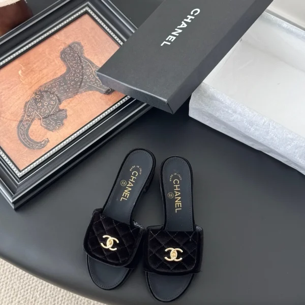Claquettes Chanel coloris noir matelassé velours – pour femme — réplique