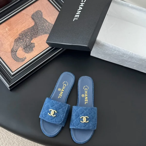 Claquettes Chanel coloris bleu denim – pour femme — réplique