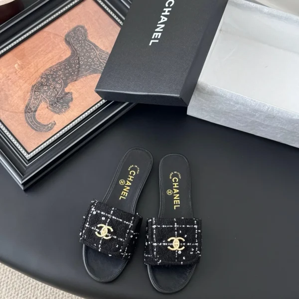 Claquettes Chanel coloris noir Tweed cuir – pour femme — réplique