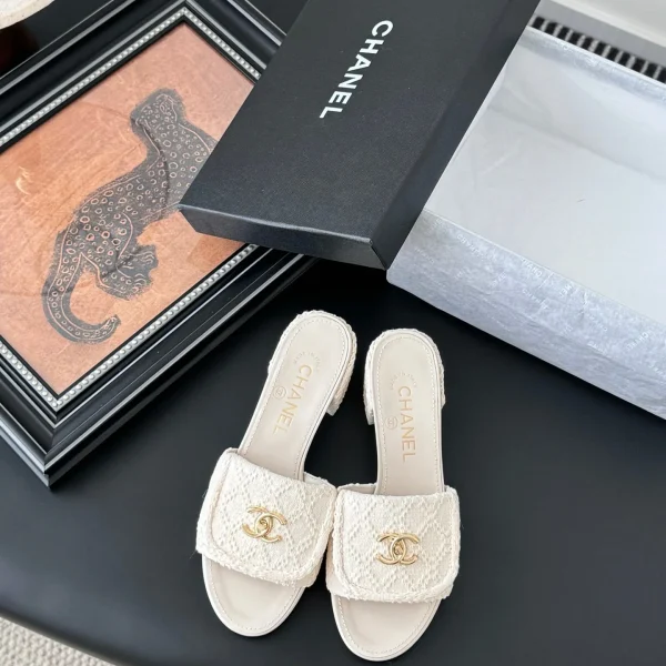 Claquettes Chanel coloris crème Tweed – pour femme — réplique