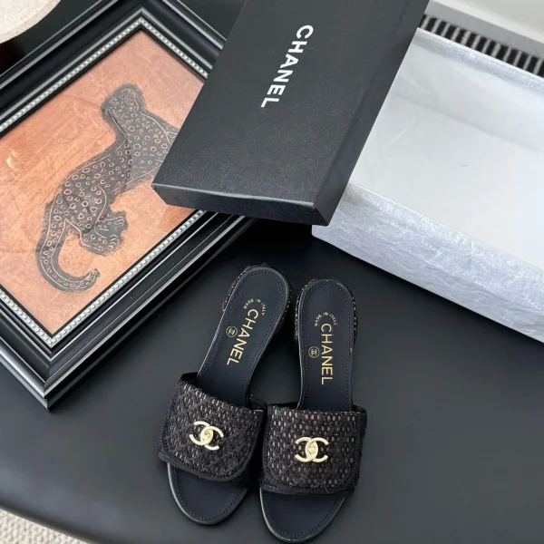 Claquettes Chanel coloris noir tressé cuir – pour femme — réplique