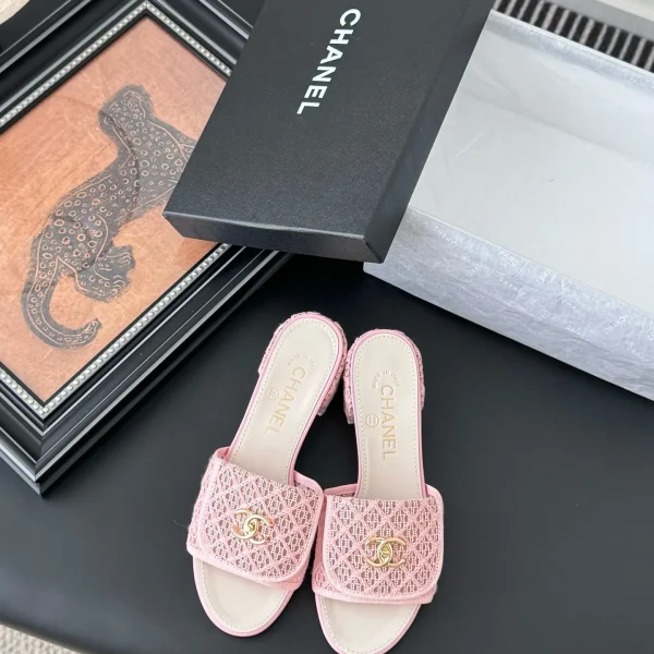 Claquettes Chanel coloris rose tressé cuir – pour femme — réplique