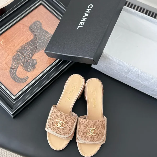 Mules Chanel coloris beige tissu claquettes – pour femme — réplique