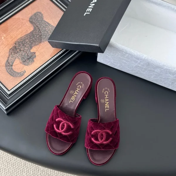 Sandales Chanel coloris bordeaux velours claquette – pour femme — réplique