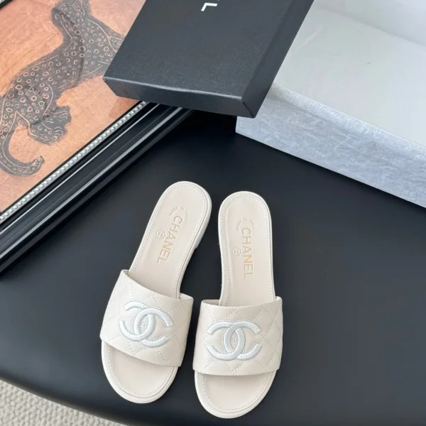 Claquettes Chanel coloris crème matelassé cuir – pour femme — réplique