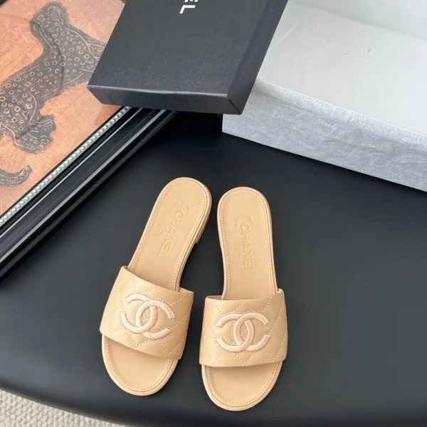 Claquettes Chanel coloris beige matelassé cuir – pour femme — réplique