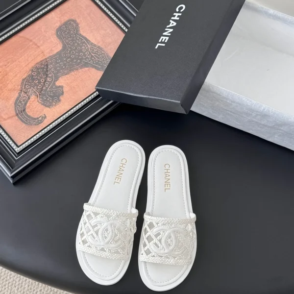 Claquettes Chanel coloris blanc tressé cuir – pour femme — réplique