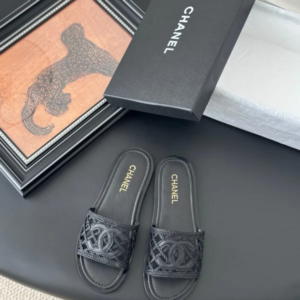 Sandales Chanel coloris noir cuir logo claquette – pour femme — réplique