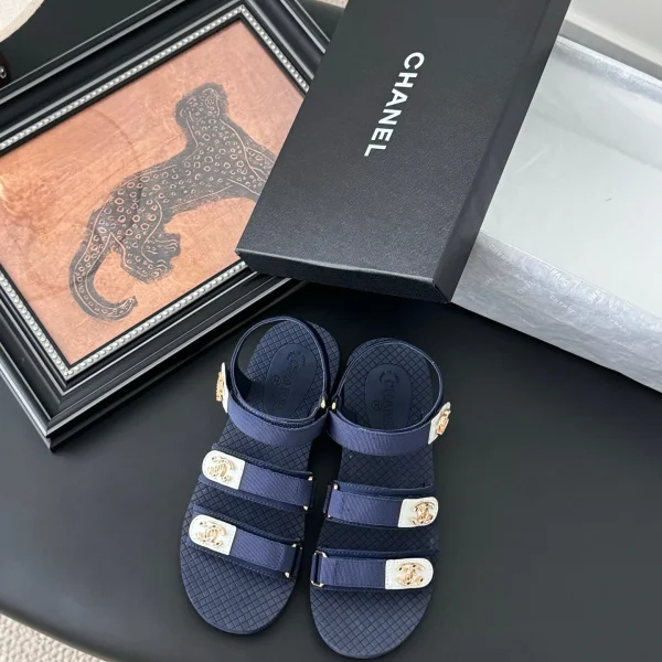 Sandales Chanel coloris bleu marine tissu et caoutchouc – pour femme — réplique
