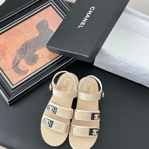 Sandales Chanel coloris beige tissu logo bandoulière – pour femme — réplique