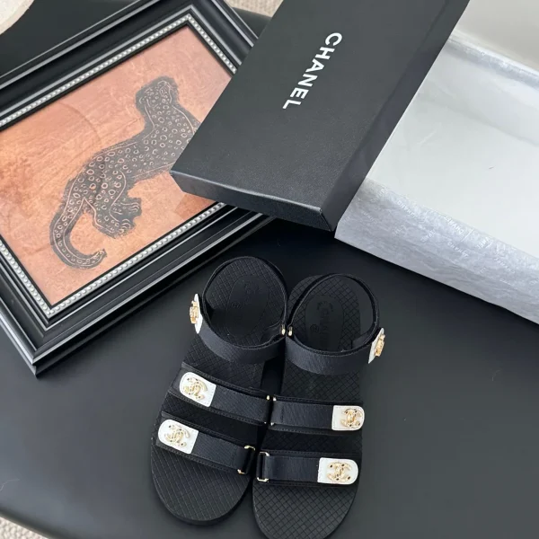 Sandales Chanel coloris noir tissu logo bandoulière – pour femme — réplique