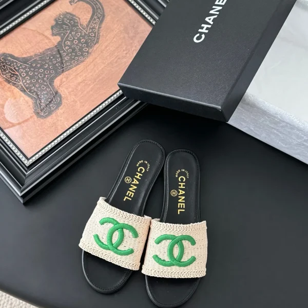 Claquettes Chanel coloris beige tissu coloris vert logo – pour femme — réplique