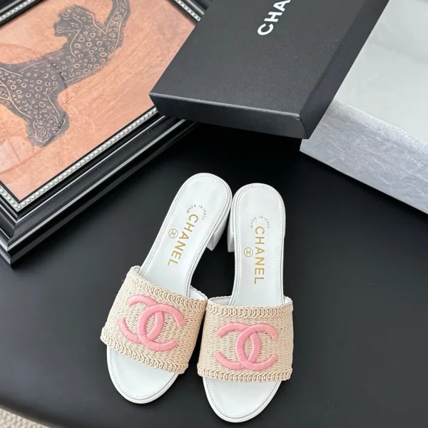 Chaussures à talon Chanel coloris beige tissu coloris rose logo coloris blanc – pour femme — réplique