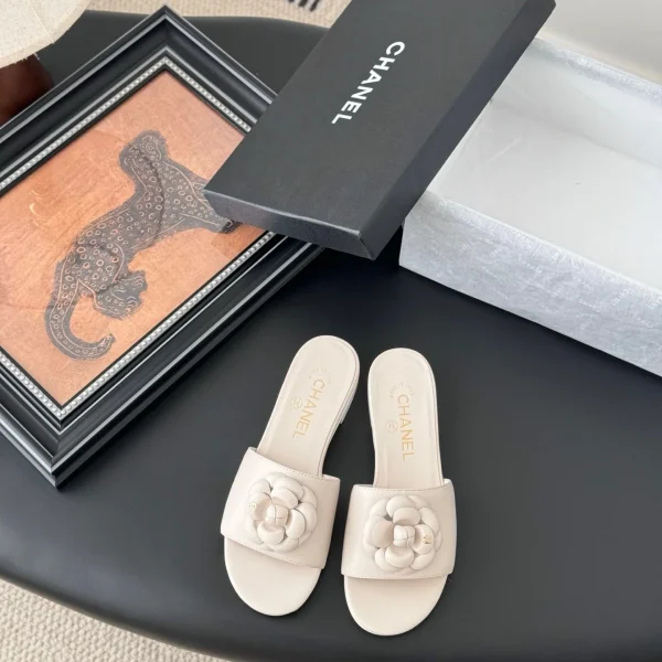 Claquettes Chanel coloris crème cuir fleur détail – pour femme — réplique