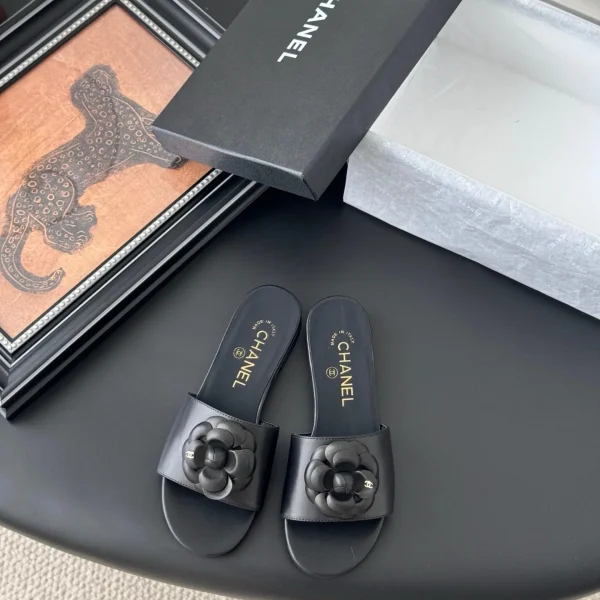 Claquettes Chanel coloris noir cuir fleur détail – pour femme — réplique