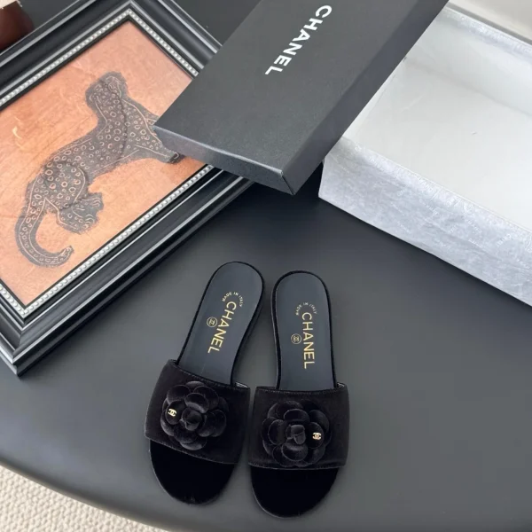 Claquettes Chanel coloris noir velours fleur orné – pour femme — réplique