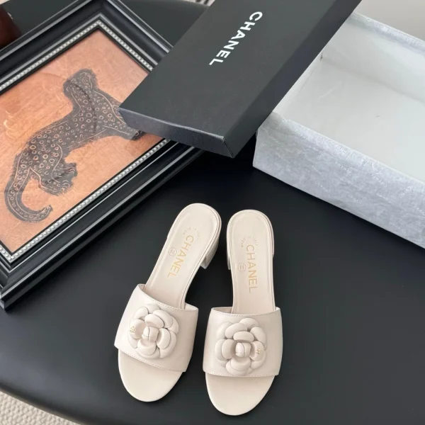 Mules Chanel coloris beige cuir fleur détail – pour femme — réplique