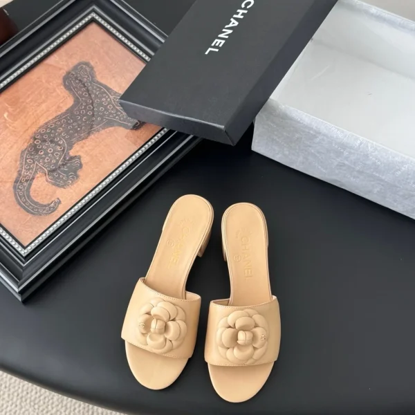 Mules Chanel coloris beige cuir – pour femme — réplique