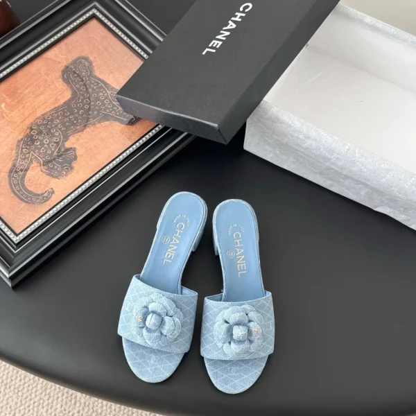 Sandales Chanel coloris bleu clair tissu floral claquette – pour femme — réplique