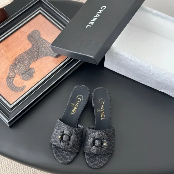 Mules Chanel coloris noir tissu matelassé – pour femme — réplique