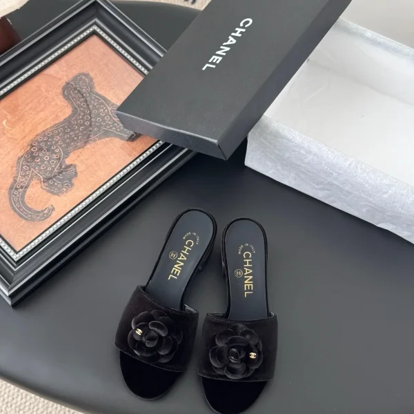 Mules Chanel coloris noir velours fleur orné – pour femme — réplique