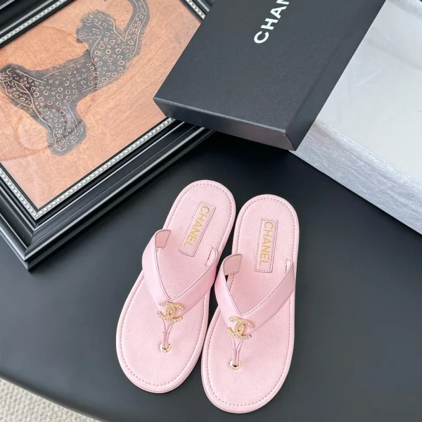 Sandales Chanel coloris rose cuir et daim – pour femme — réplique