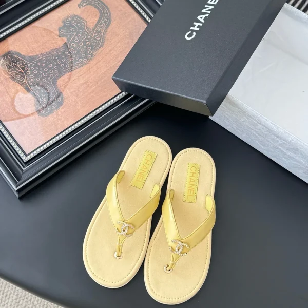 Sandales Chanel coloris jaune cuir tong tongs – pour femme — réplique