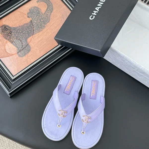 Claquettes Chanel clair coloris violet cuir – pour femme — réplique