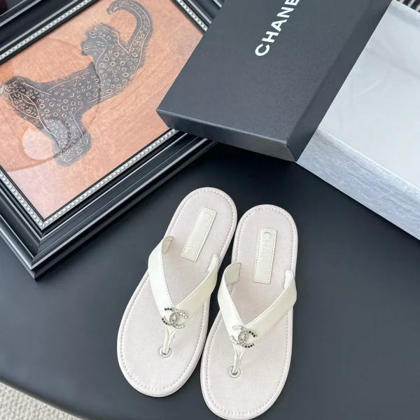 Sandales Chanel coloris blanc cuir entre-doigts – pour femme — réplique