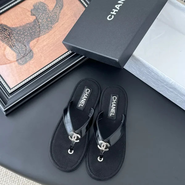 Sandales Chanel coloris noir cuir verni – pour femme — réplique