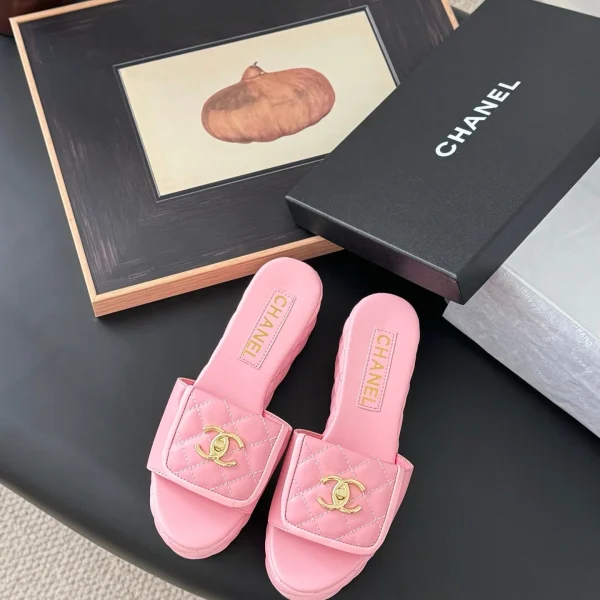 Claquettes Chanel coloris rose matelassé cuir – pour femme — réplique