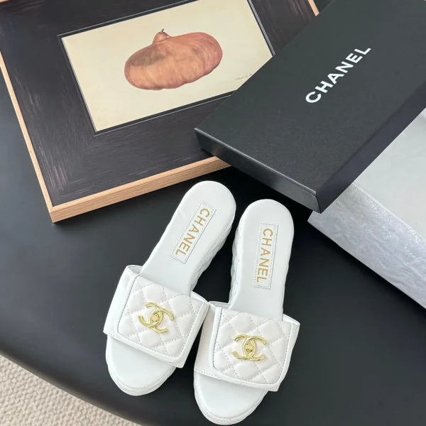 Claquettes Chanel coloris blanc matelassé cuir – pour femme — réplique