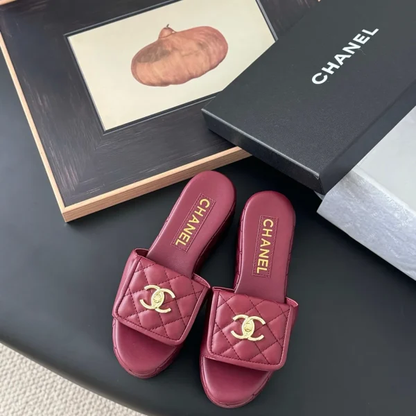 Claquettes Chanel coloris bordeaux matelassé cuir – pour femme — réplique