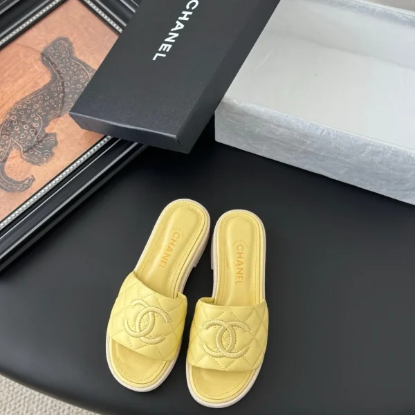 Claquettes Chanel coloris jaune matelassé cuir – pour femme — réplique