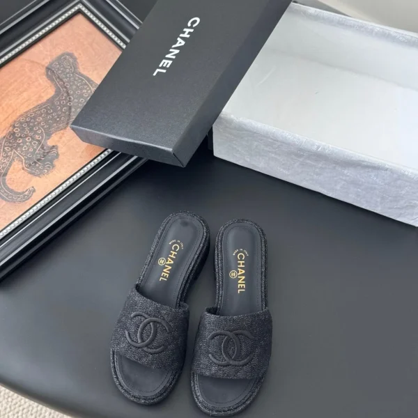 Sandales Chanel coloris noir tissu claquette – pour femme — réplique