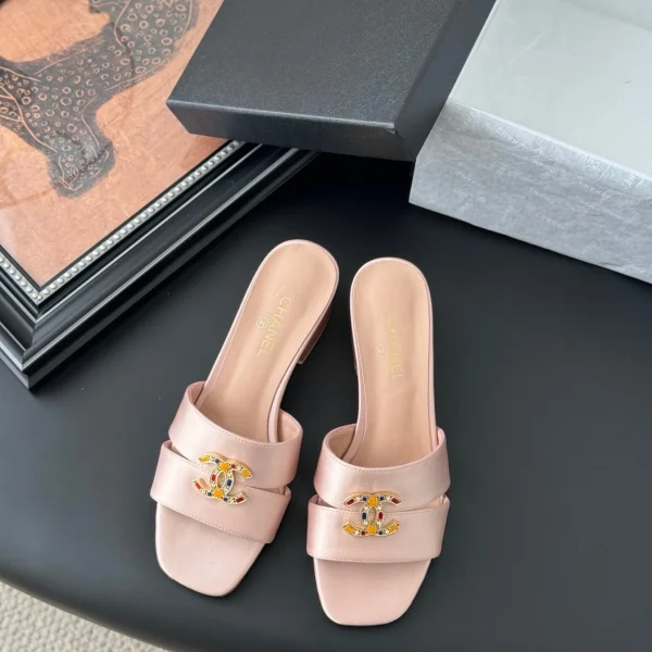 Mules Chanel coloris rose clair satin – pour femme — réplique