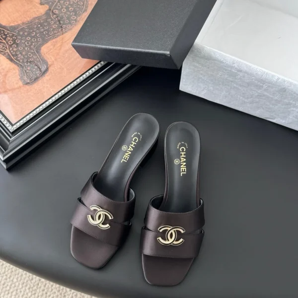 Mules Chanel coloris marron foncé satin – pour femme — réplique