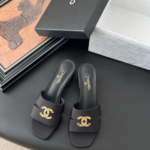 Mules Chanel coloris noir tissu avec ornement – pour femme — réplique