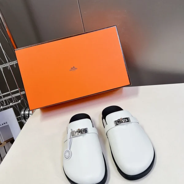Mules Hermès coloris blanc cuir – pour femme — réplique