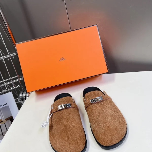 Chaussons Hermès coloris marron cuir effet poulain cuir – pour femme — réplique