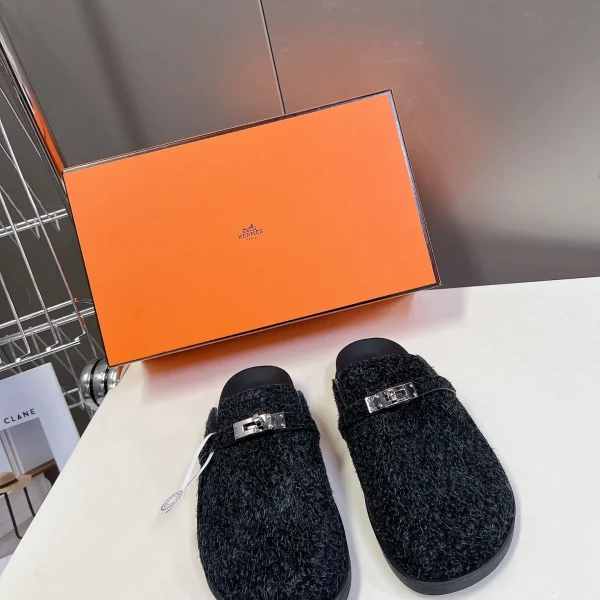 Mules Hermès coloris noir duveteux tissu – pour femme — réplique
