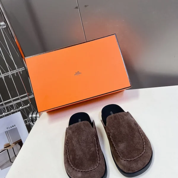 Chaussons Hermès coloris marron daim – pour femme — réplique