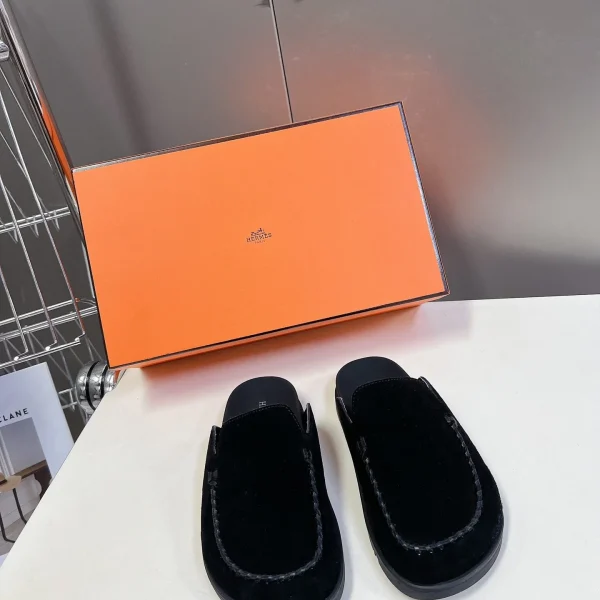 Chaussons Hermès coloris noir daim – pour femme — réplique
