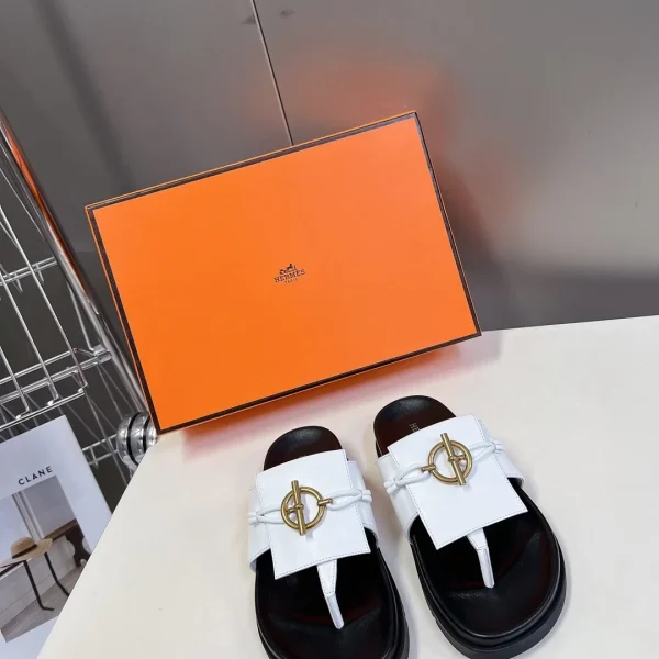 Sandales Hermès coloris blanc cuir coloris noir semelle – pour femme — réplique