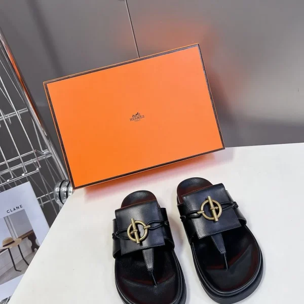 Sandales Hermès coloris noir cuir – pour femme — réplique