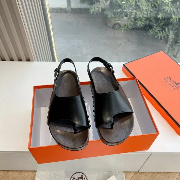 Sandales Hermès coloris noir cuir à bride arrière – pour femme — réplique