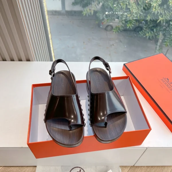 Sandales Hermès coloris marron foncé cuir à bride arrière – pour femme — réplique