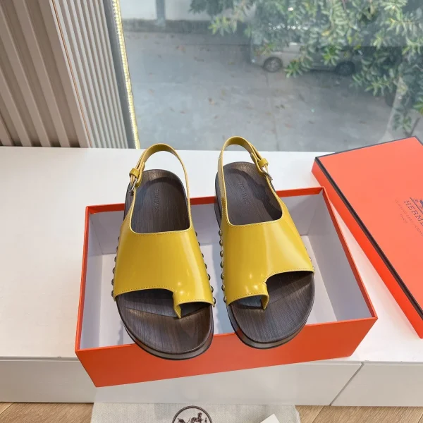 Sandales Hermès coloris jaune cuir – pour femme — réplique